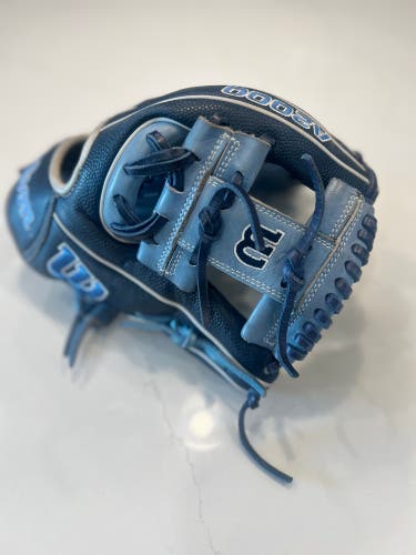 Wilson RHT Infield A2000 1786 Baseball Glove 11.5" - January 2022 GOTM Frosty