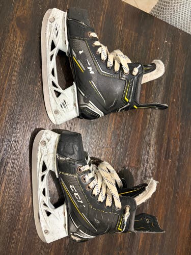 CCM Tacks Classic Pro Junior Hockey Skates Size 2 D Regular