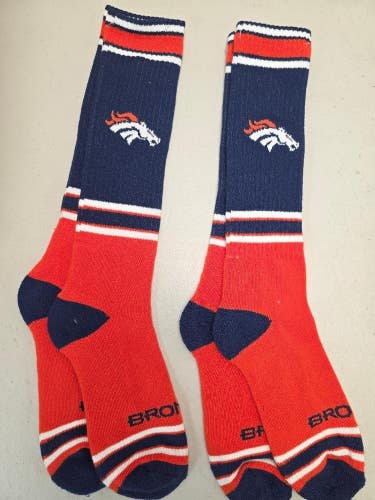 ST13 Mens NFL DENVER BRONCOS Lot of 2 Crew Socks MEDIUM 5-10 New