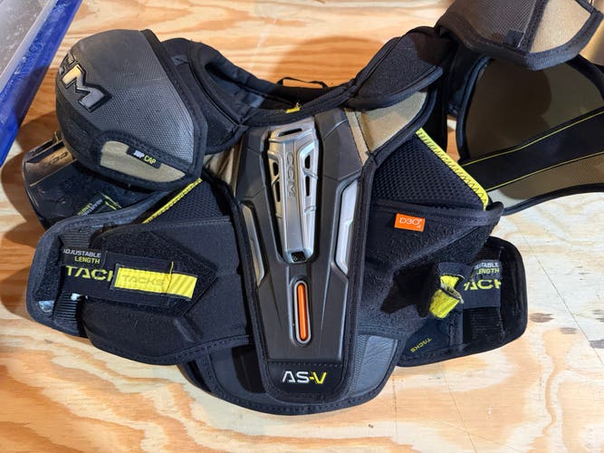 Large Junior CCM Tacks AS-V Shoulder Pads (Used)