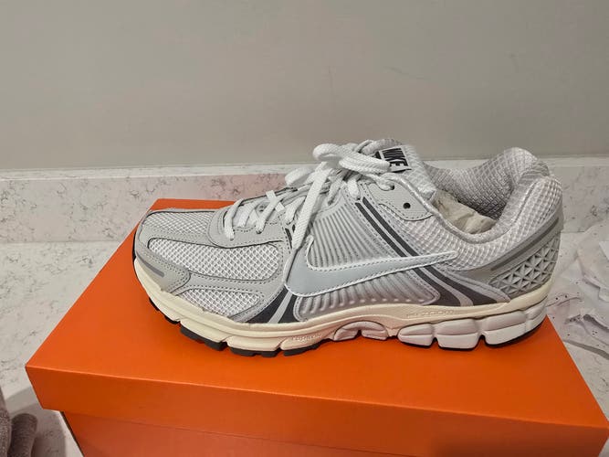 NEW Nike Zoom Vomero Size M 8.5 (W 9.5) Nike (New)