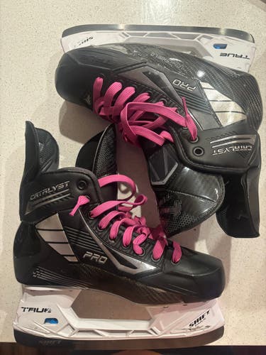 True Catalyst Pro Hockey Skates Regular Width 7.5 (Used)