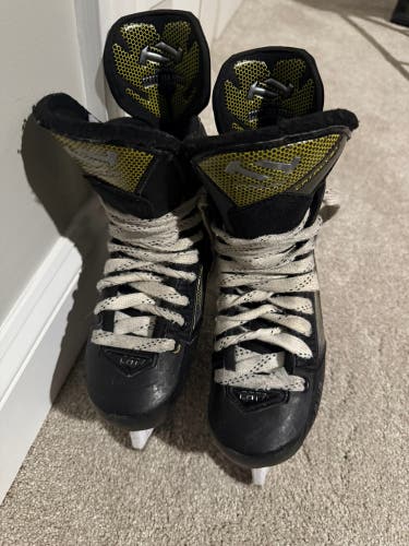 True Catalyst 7 Hockey Skates Size 3 (Used)