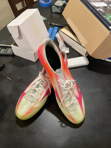 Pink Unisex Size M 11.5 (W 12.5) Mizuno Cleats (Used)