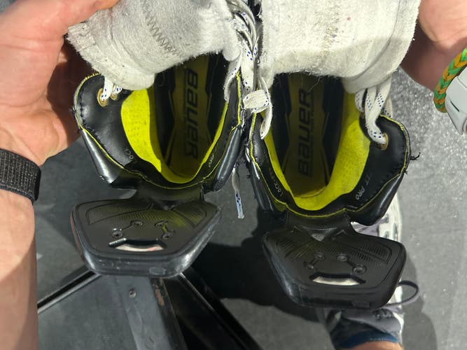 2024 Bauer Supreme M50 Pro Hockey Skates Regular Width Size 3.5 (Used)