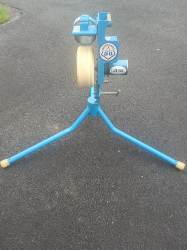 (Used) JUGS Perfect Strike 50 PS50 Baseball/Softball Pitching Machine + 28 JUGS Sting-Free Softballs