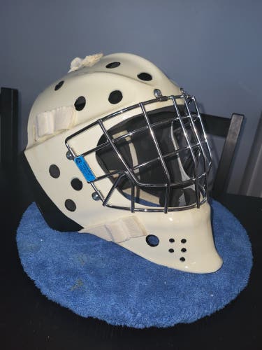 (Canada buyer only) Senior Small/medium Itech profile 950 Goalie Mask (like New)