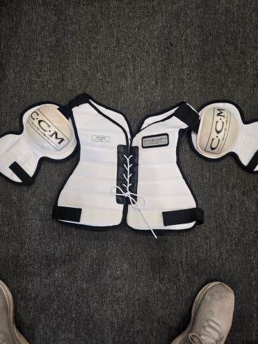 Large/Extra Large Senior CCM Shoulder Pads (New)