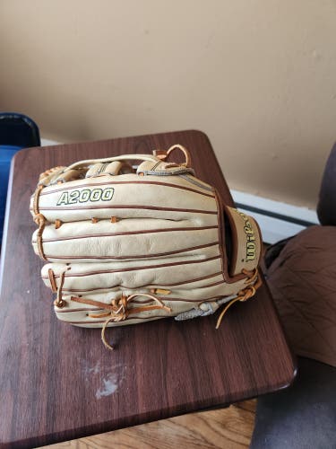 Wilson RH Outfield A2000 1799 Baseball Glove 12.75" (Used)
