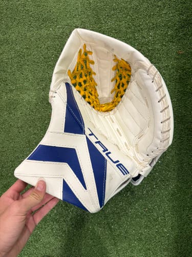 Intermediate True Catalyst 7x3 Goalie Gloves & Blockers Regular (Used)