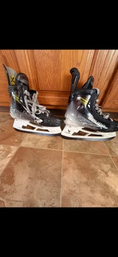 Black/Gray 2023 Bauer Vapor Hyperlite 2 Hockey Skates Regular Width 9 (Used)
