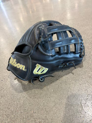 Black Wilson A2000 RH Baseball Glove 11.5" (Used)