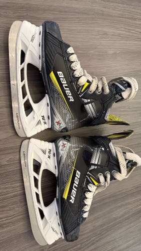 2023 Bauer Vapor X4 Hockey Skates Regular Width Size 2.5 (Used)