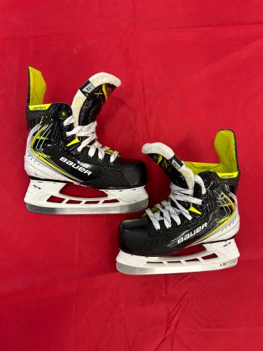 Youth Bauer Vapor Fly40 Hockey Skates Regular Width 12 (Used)