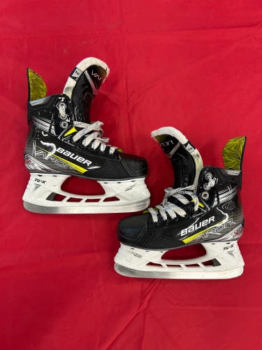 Junior Bauer Vapor X4 Hockey Skates Extra Wide Width Size 2 (Used)
