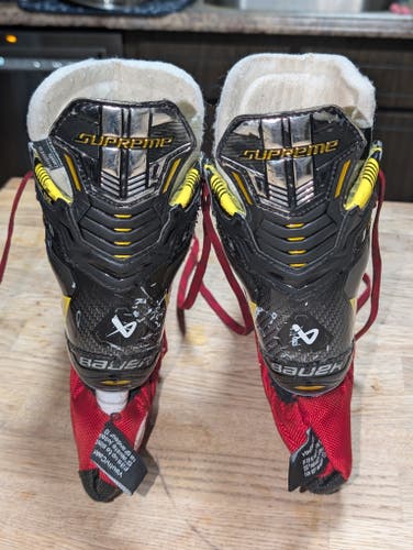 2023 Bauer Supreme M4 Hockey Skates Regular Width Size 2.5 (Used)