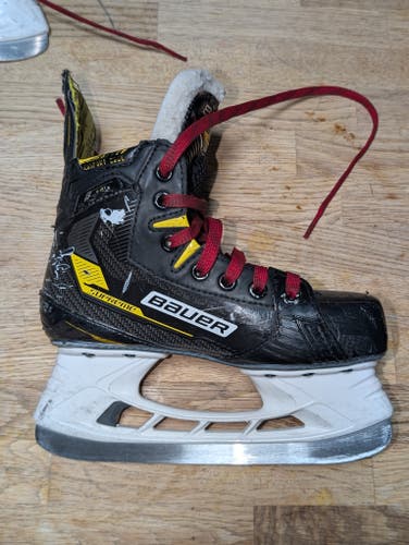 2023 Bauer Supreme M4 Hockey Skates Regular Width Size 2.5 (Used)