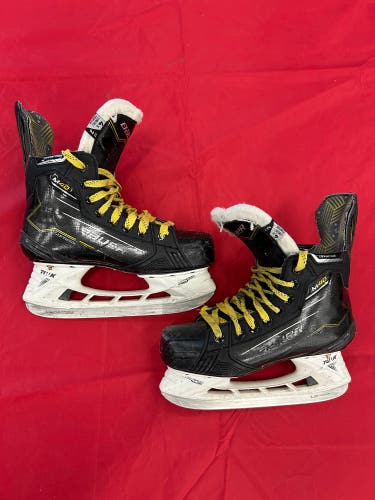 Intermediate Bauer Supreme M40 Hockey Skates Size 4.5 (Used)