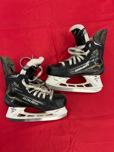 Intermediate Bauer Supreme M40 Hockey Skates Size 4.5 (Used)