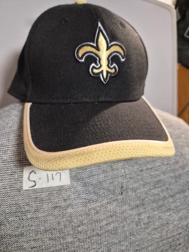 New Orleans Saints Team Classic 39 Thirty stretch fit hat.Embroidered logo. Sz M/L