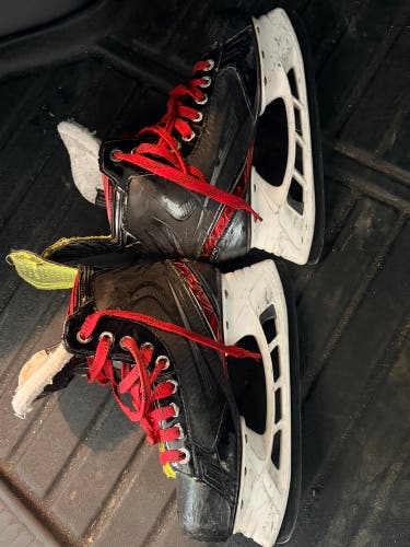 2023 Bauer Vapor XVelocity Hockey Skates Size 4 (Used)