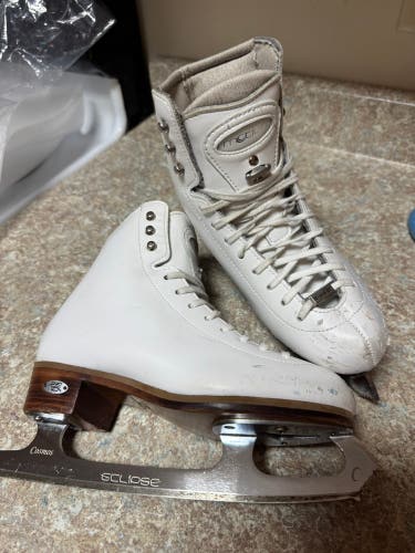 Size 3.5 wide Riedell Motion 25 MOT ice Figure Skates Junior 3 1/2 eclipse blades