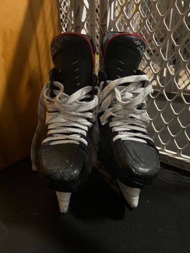 2021 Bauer Vapor Hyperlite Hockey Skates Wide Width 6 (Used)