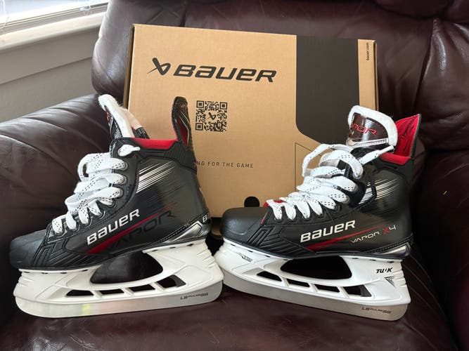 Black 2023 Bauer Vapor X4 Hockey Skates Wide Width Size 5.5 (Used)