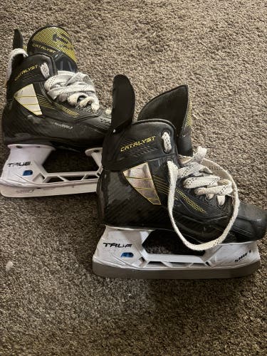Black/Yellow 2022 True Catalyst 9 Hockey Skates Size 4.5 (Used)