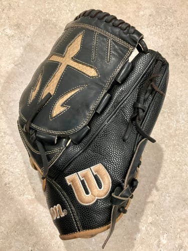 Wilson A2000 B23 RH Pitcher's Baseball Glove 12" (Used)