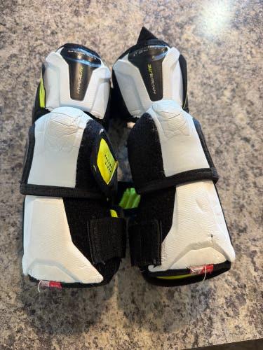 Junior Medium Bauer Vapor Hyperlite Elbow Pads (Used)