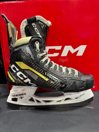 2022 CCM AS-V Pro Hockey Skates Narrow Width 7.5 (Used)