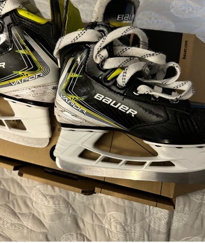 2025 Bauer Vapor Fly40 Hockey Skates Regular Width 11.5 (Used)