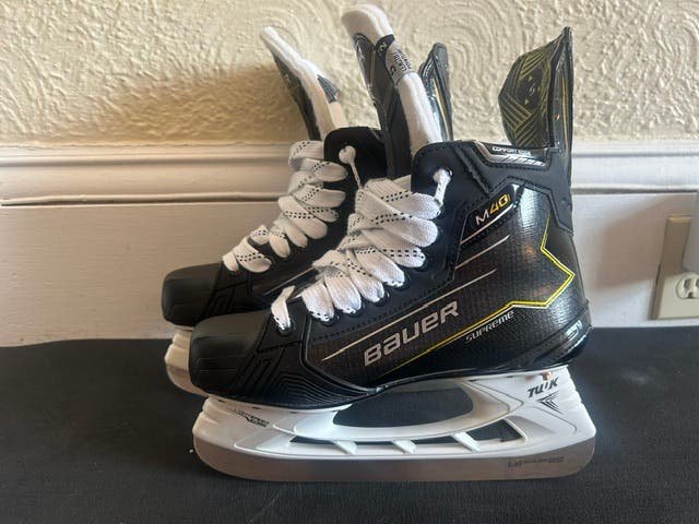Black 2024 Bauer Supreme M40 Hockey Skates Regular Width Size 5 (Used)