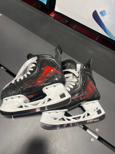 Black 2024 CCM JetSpeed FT890 Hockey Skates Regular Width Size 3 w/ black steel (Used)