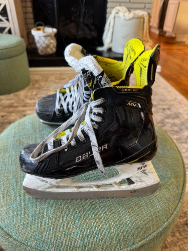 2022 Bauer Supreme M4 Hockey Skates Size 5.5 (Used)