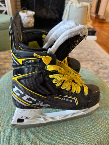 2020 CCM Super Tacks AS3 Hockey Skates Regular Width 6 (Used)