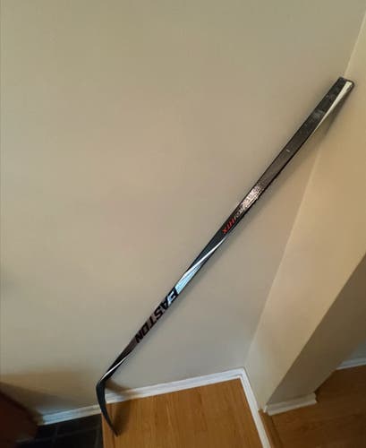 Senior Easton Synergy HTX Right Handed Hockey Stick 100 Flex (Used)