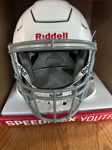 White Youth Medium Riddell SpeedFlex Helmet (Used)