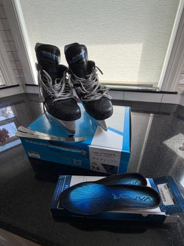 Black 2025 Bauer Vapor Flylite Hockey Skates Regular Width 7.5 (Used)