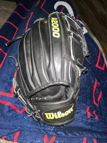 Wilson RH Pitcher's A2000 Baseball Glove 11.75" (Used)
