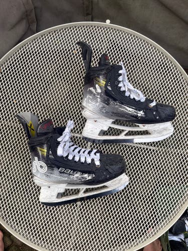 Used Bauer Vapor Hyperlite 2 Hockey Skates Size 4.5