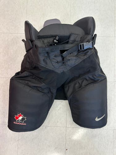 Senior Small Nike Quest 2 Hockey Pants