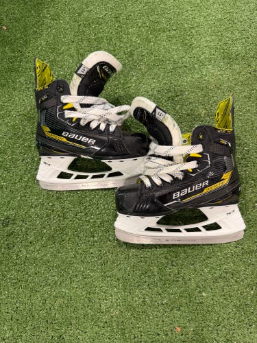 Youth Bauer Supreme M4 Hockey Skates Regular Width 11 (Used)