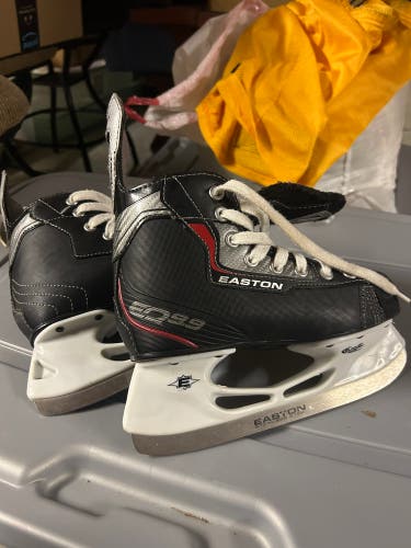 Black/Gray Easton Synergy EQ9.9 Hockey Skates Size 3 (Used)