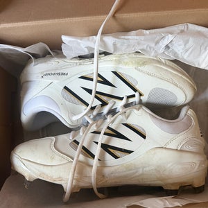Men's Size M 9.0 (W 10.0) Adult New Balance Molded Cleats Cleats (Used)