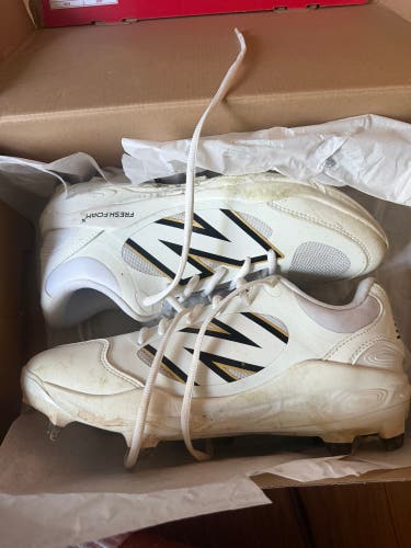 Men's Size M 9.0 (W 10.0) Adult New Balance Molded Cleats Cleats (Used)