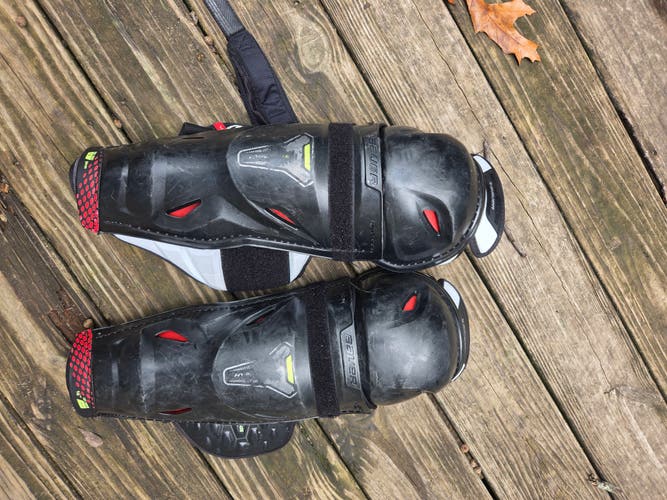 Intermediate Bauer Vapor Hyperlite 14" Shin Pads (Used)
