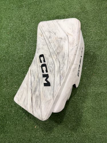 Intermediate CCM Extreme Flex E6.9 Goalie Gloves & Blockers Regular (Used)