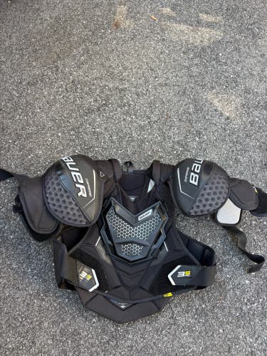 Men's Medium Senior Bauer Supreme 3S Shoulder Pads (Used)
